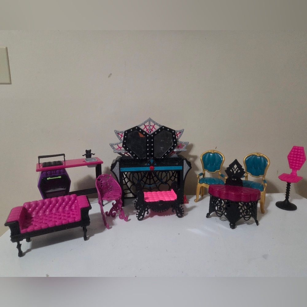 Monster High Furniture Lot